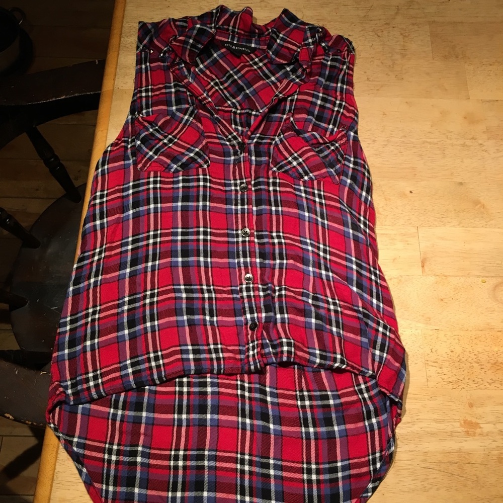 Flannel sleeveless low to high shirt size small